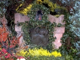 Familiengrabmal Alt, Sandsteinädikula, Trauernde (1986)