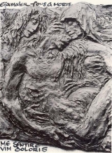 Stillende Schmerzensmutter mit durchbohrtem Sohn und dessen Freund Johannes, Detail vom Tonmodell für das Bronzeantependium am Opferaltart der Kirche  St. Sebastian, Püttlingen (1991)